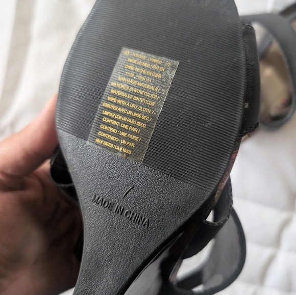 Cushion Walk by Avon Women's Size 7 Black Red Roses Faux Leather Wedge Sandals - Picture 9 of 12